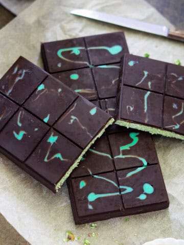 Pistachio chocolate bar -feature photo