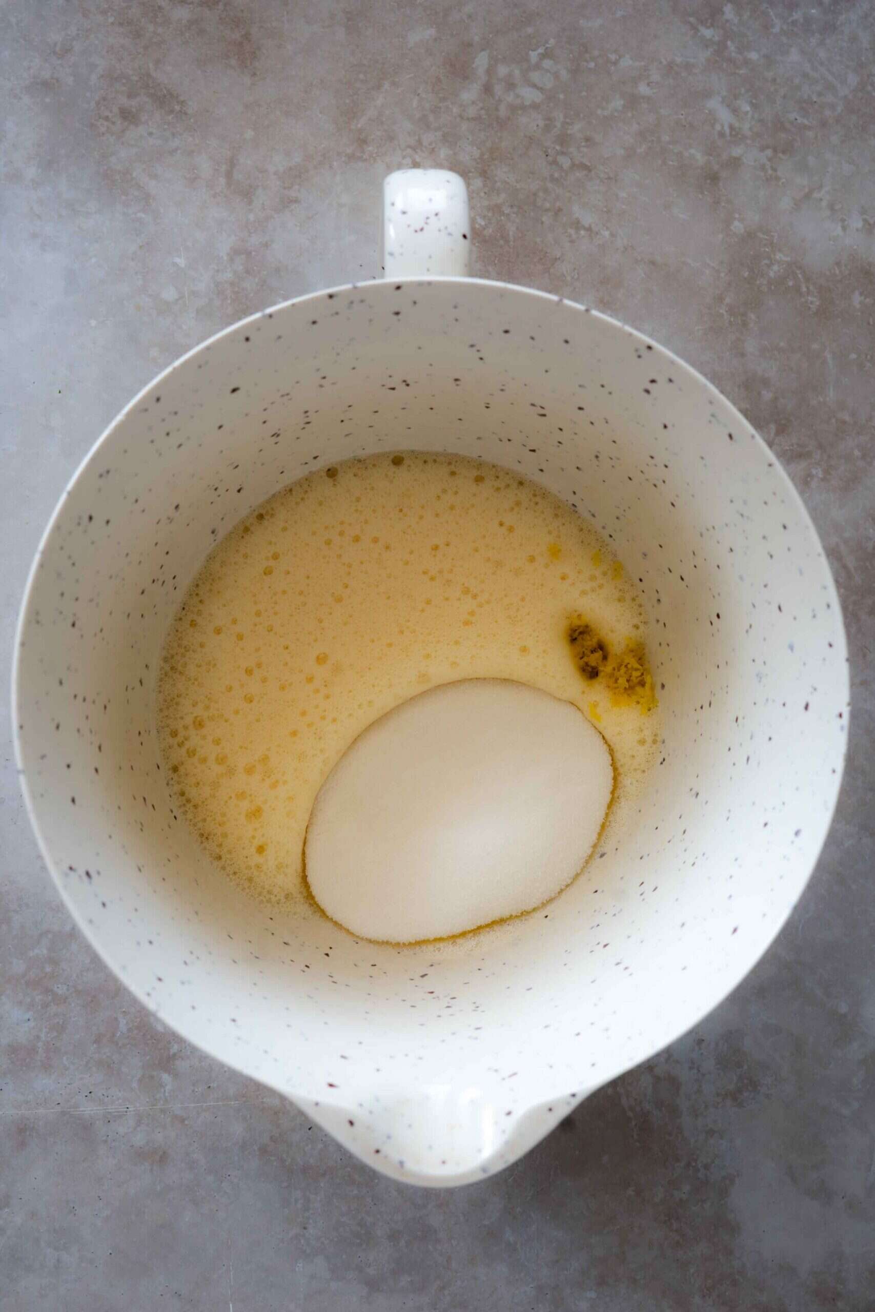 Adding sugar over blended eggs with vanilla