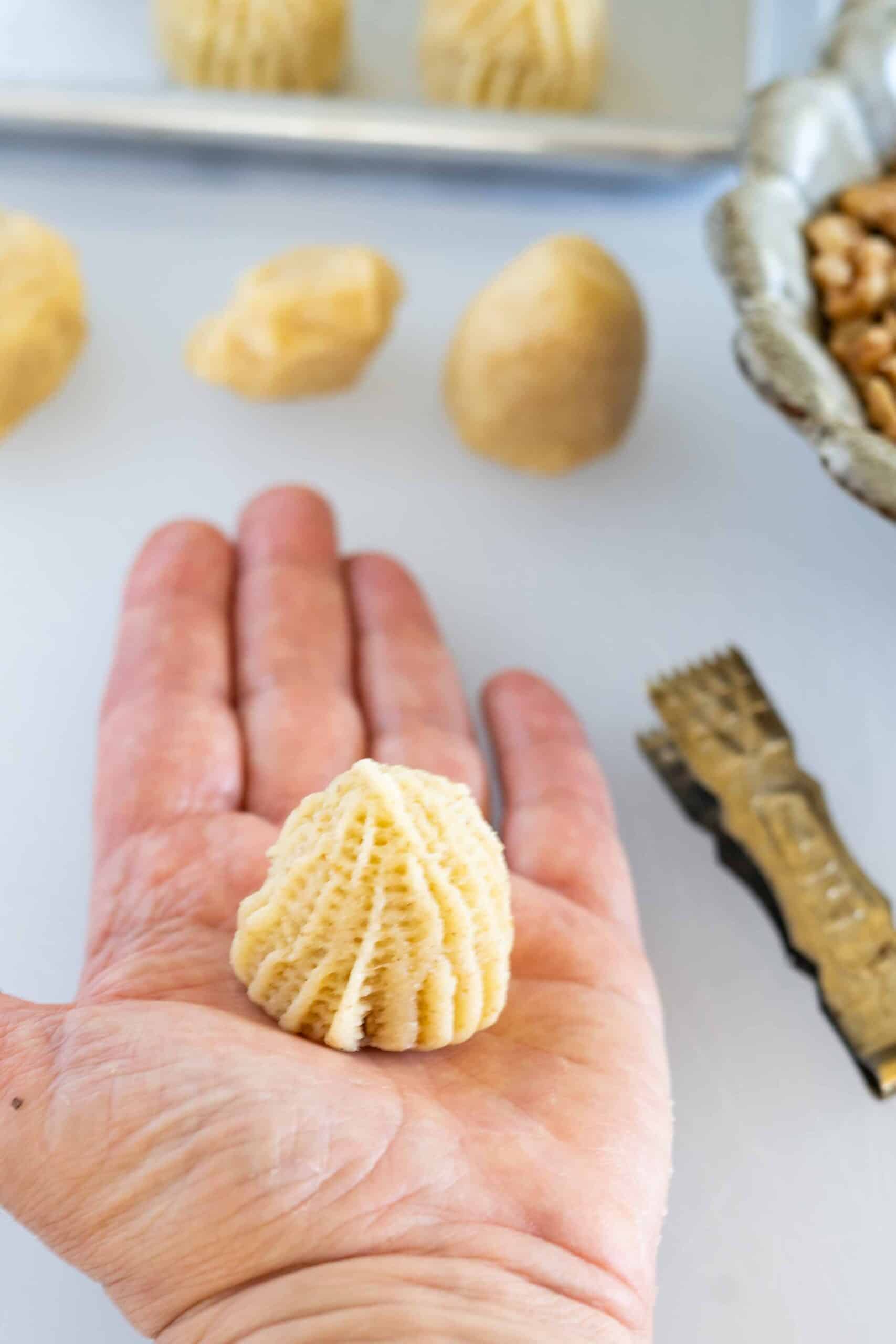 To decorate, use the maamoul clip or pincher to create decorative patterns all around the cookie.